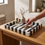 Cargar imagen en el visor de la Galería, Charola decorativa de mármol zebra para mesa y organizador con llaves, perfume y florero.