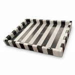 Cargar imagen en el visor de la Galería, Charola decorativa de mármol zebra para mesa y organizador con diseño de rayas blancas y negras.