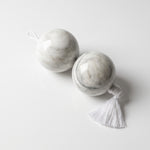 Cargar imagen en el visor de la Galería, Esferas bolas decoracion de mármol natural sólido con borla blanca sobre fondo blanco.