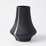 Cargar imagen en el visor de la Galería, Jarrón decorativo Halil negro acanalado con detalle dorado para mesa y repisa.