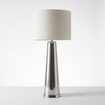Cargar imagen en el visor de la Galería, Lámpara de mesa metálica cromo oro 102 cm con base cónica brillante y pantalla cilíndrica blanca.