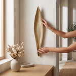 Cargar imagen en el visor de la Galería, Accesorio de pared decorativo Siz de poliresina dorado en forma de hoja en un muro.