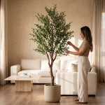 Cargar imagen en el visor de la Galería, Mujer junto a la planta decorativa artificial olivo grande para sala e interior en el salón.