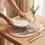 Cargar imagen en el visor de la Galería, Mesa con manteleta individual de sintético Toronja, plato blanco y cubiertos dorados.
