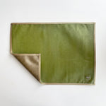 Cargar imagen en el visor de la Galería, Mantel rectangular individual doble-vista verde y dorado 34x47 cm con textura y reverso visible.