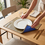 Cargar imagen en el visor de la Galería, Mesa servida con mantel rectangular doble-vista sintético azul y dorado mostrando su reverso.