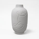 Cargar imagen en el visor de la Galería, Jarrón Carlota chico decorativo en cerámica gris claro con relieve floral continuo.