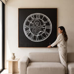 Cargar imagen en el visor de la Galería, Mujer junto al Cuadro Grande Tempo 140x140 cm con diseño de reloj sobre un sofá en la sala.