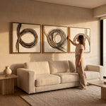 Cargar imagen en el visor de la Galería, Set de 3 Cuadros Decorativos Oleaje para Pared 80x80 cm con arte abstracto sobre un sofá beige.