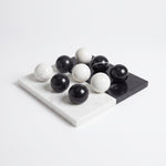 Cargar imagen en el visor de la Galería, Juego gato mármol abstracto 25cmx25cm adorno de mesa con tablero y esferas en mármol blanco y negro.