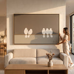 Cargar imagen en el visor de la Galería, Mujer sosteniendo el Cuadro Quietud decorativo grande de aves sobre el sofá de una sala moderna.