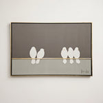Cargar imagen en el visor de la Galería, Cuadro Quietud decorativo grande para sala con pájaros blancos en relieve y marco dorado sobre pared blanca.