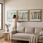 Cargar imagen en el visor de la Galería, Mujer colgando el Tríptico Pantone Cuadro Decorativo Set 3 Piezas Pared 0.80x0.80cm sobre un sofá.
