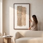 Cargar imagen en el visor de la Galería, Mujer colgando el cuadro decorativo Kokay II de 0.90x1.50 cm sobre un sofá en un salón moderno.