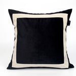 Cargar imagen en el visor de la Galería, Cojín Decorativo Maison Negro 50x50 cm con elegante borde blanco contrastante.
