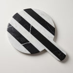 Cargar imagen en el visor de la Galería, Charola bicolor redonda de mármol 24cm con diseño de rayas blancas y negras sobre fondo claro.