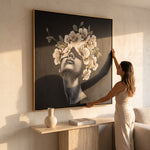 Cargar imagen en el visor de la Galería, Mujer colocando el cuadro Contemplación, pintura al óleo decorativa de 1.40 x 1.40 m en la pared de una sala.