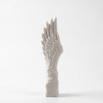 Cargar imagen en el visor de la Galería, Figura Obel decorativa de poliresina para consolas 64cm en forma de ala sobre fondo blanco.