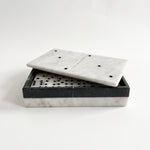 Cargar imagen en el visor de la Galería, Caja de dominó bicolor de mármol blanco y negro entreabierta con fichas de juego en su interior.