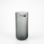 Cargar imagen en el visor de la Galería, Jarrón Eter grande de cristal gris ahumado translúcido para decoración sobre fondo blanco.
