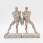 Cargar imagen en el visor de la Galería, Set de sujetalibros decorativos hombre de resina para libros con dos figuras masculinas esculpidas.