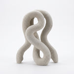 Cargar imagen en el visor de la Galería, Accesorio decorativo Nerel de poliresina blanca de 36 cm con acabado rugoso y silueta curva orgánica.