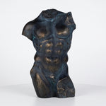 Cargar imagen en el visor de la Galería, Figura Zuri, escultura decorativa de torso en poliresina oscura con reflejos dorados.