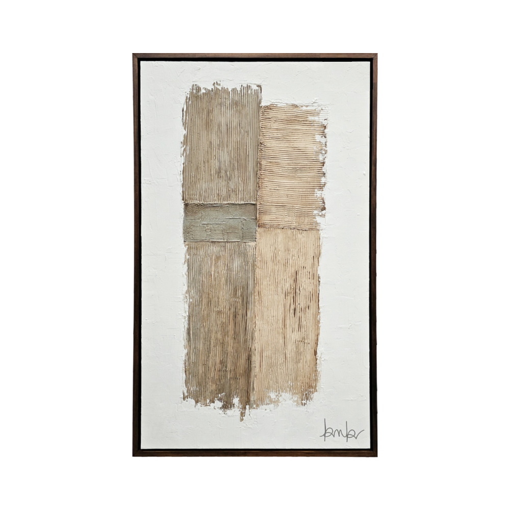 Cuadro decorativo vertical Kokay II con arte abstracto texturizado en tonos beige, café y fondo blanco enmarcado en café oscuro.