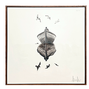 Cuadro cuadrado en blanco y negro con una barca de madera reflejada en el agua y aves volando, enmarcado en tono oscuro.