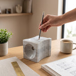 Cargar imagen en el visor de la Galería, Mano usando el sacapuntas mármol decorativo para escritorio y oficina sobre una mesa de madera.
