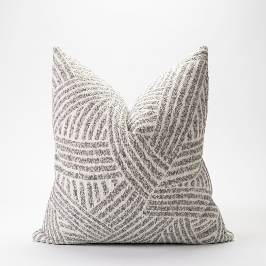 Cojín decorativo Celine Gray de 50x50cm con diseño geométrico y relleno incluido.