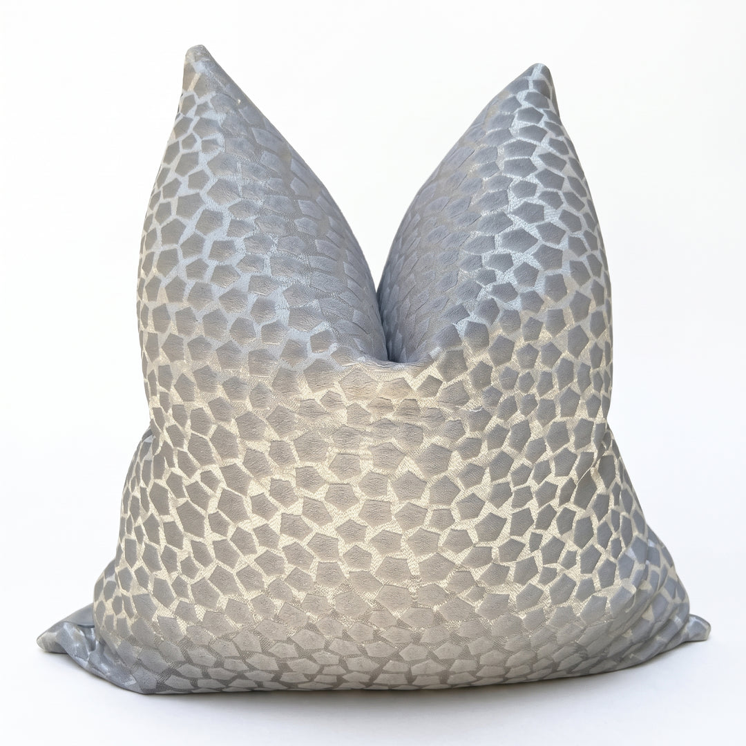 Cojín decorativo cuadrado Taurus 50x50cm gris con textura geométrica para sala y cama.