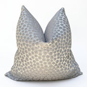 Cojín decorativo cuadrado Taurus 50x50cm gris con textura geométrica para sala y cama.