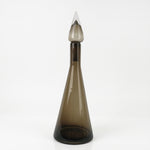 Cargar imagen en el visor de la Galería, Jarrón de cristal Empoli Italia Tara Gray Mid-Century cónico en tono gris ahumado con tapón puntiagudo.