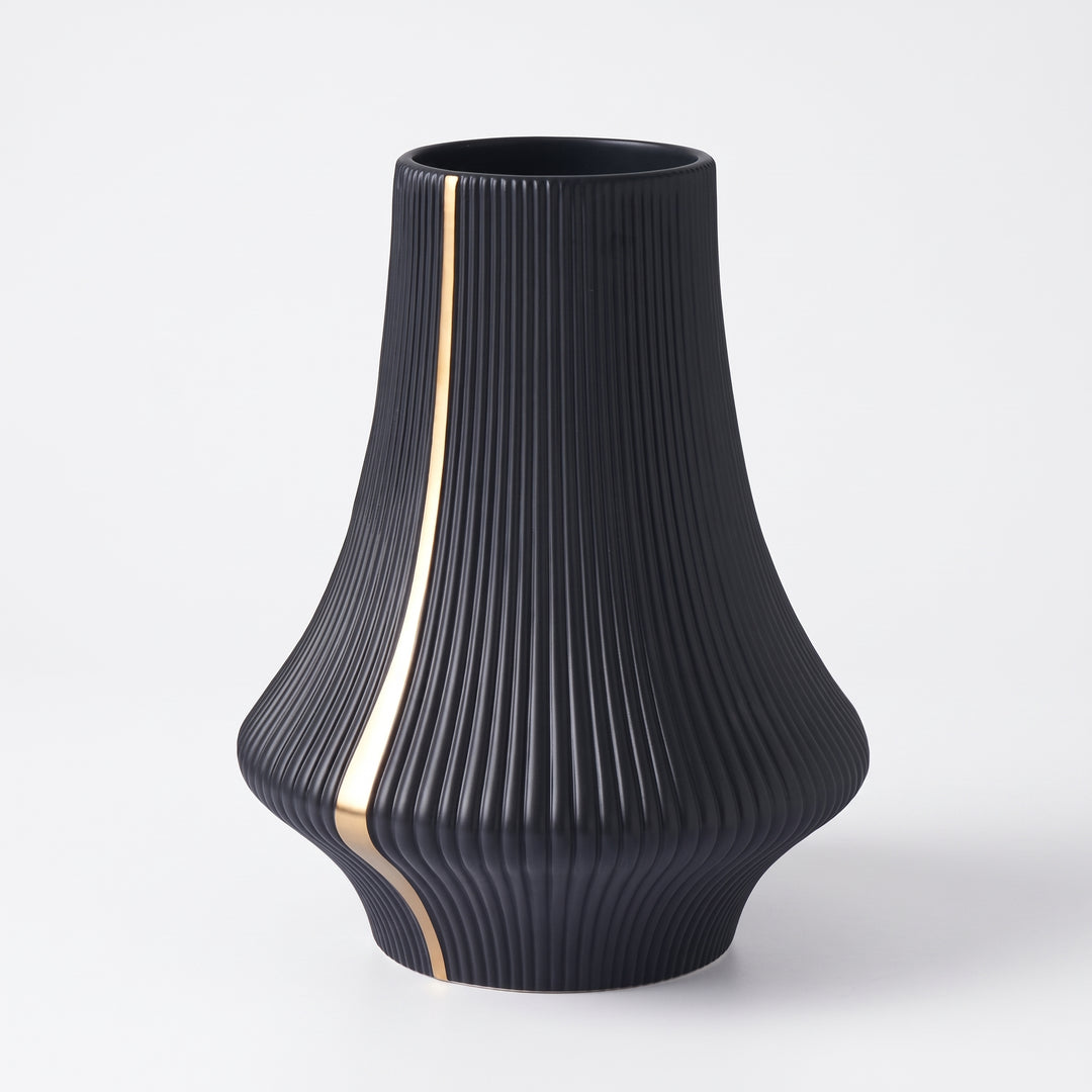 Jarrón decorativo Halil negro acanalado con detalle dorado para mesa y repisa.