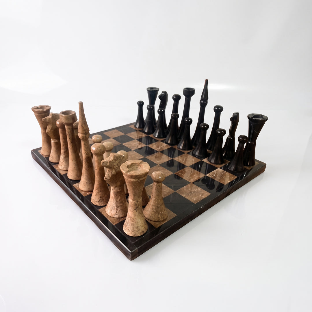 Ajedrez italiano con tablero cuadrado de 34x34 cm y elegantes piezas de piedra tallada.