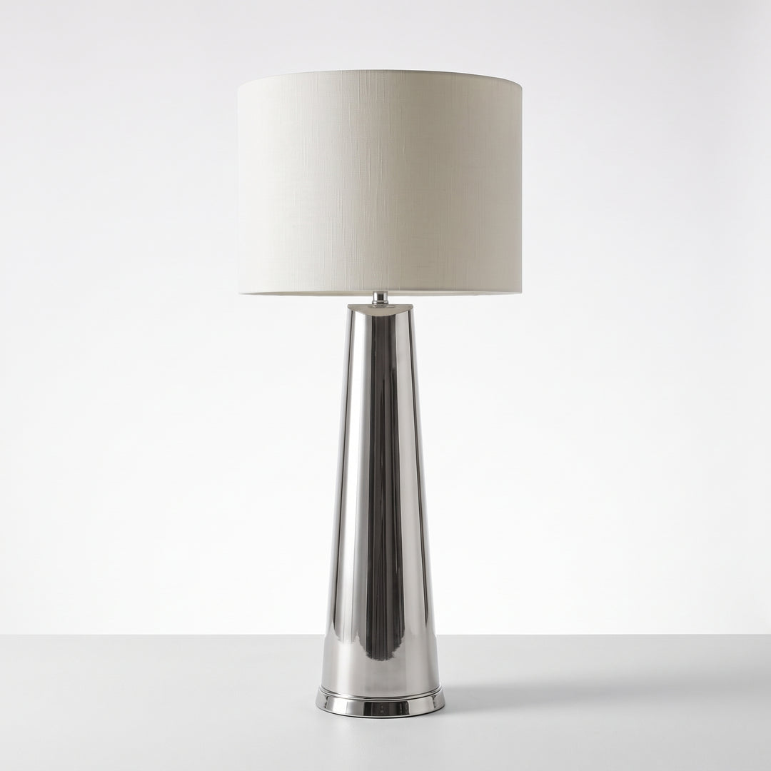 Lámpara de mesa metálica cromo oro 102 cm con base cónica brillante y pantalla cilíndrica blanca.