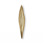 Cargar imagen en el visor de la Galería, Accesorio de pared decorativo Siz de poliresina dorada con diseño estilizado en forma de hoja.