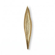 Accesorio de pared decorativo Siz de poliresina dorada con diseño estilizado en forma de hoja.
