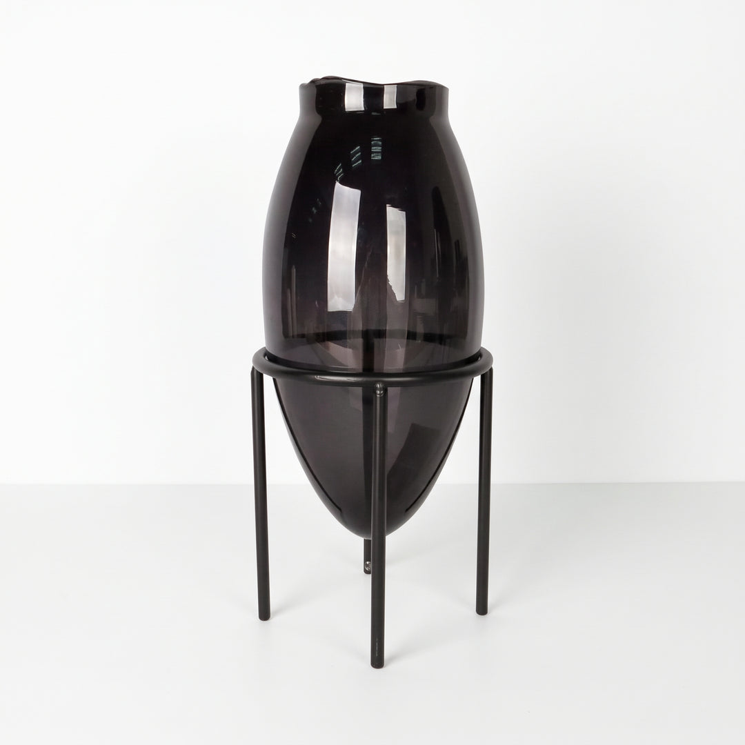 Base Atila Grande de cristal para decoración en tono oscuro sobre soporte metálico negro.