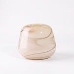 Cargar imagen en el visor de la Galería, Jarrón Base Ella de cristal decorativo con acabado marmoleado en tonos beige y marrón sobre fondo blanco.