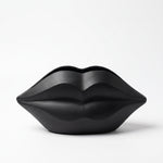 Cargar imagen en el visor de la Galería, Base Kiss negra decorativa con diseño escultural en forma de labios sobre fondo blanco.