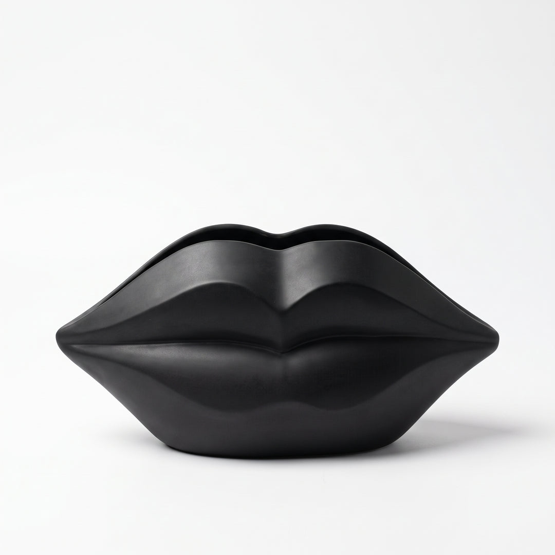 Base Kiss negra decorativa con diseño escultural en forma de labios sobre fondo blanco.
