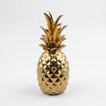 Cargar imagen en el visor de la Galería, Figura decorativa Piña Hollywood de cerámica dorada brillante sobre fondo blanco.