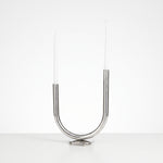 Cargar imagen en el visor de la Galería, Candelabro portavelas en forma de U decorativo para comedor 25x35cm plateado con velas blancas.
