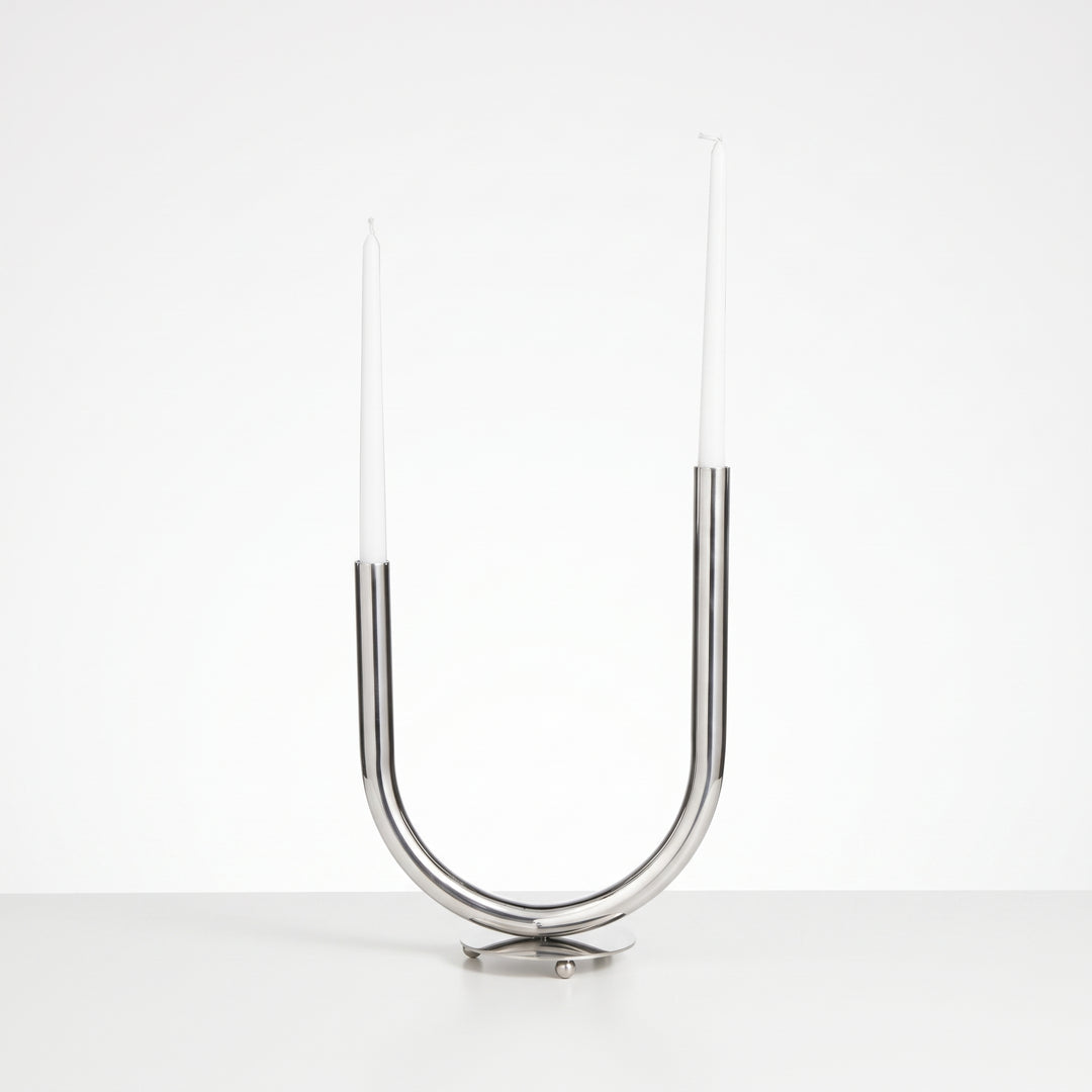 Candelabro portavelas en forma de U decorativo para comedor 25x35cm plateado con velas blancas.