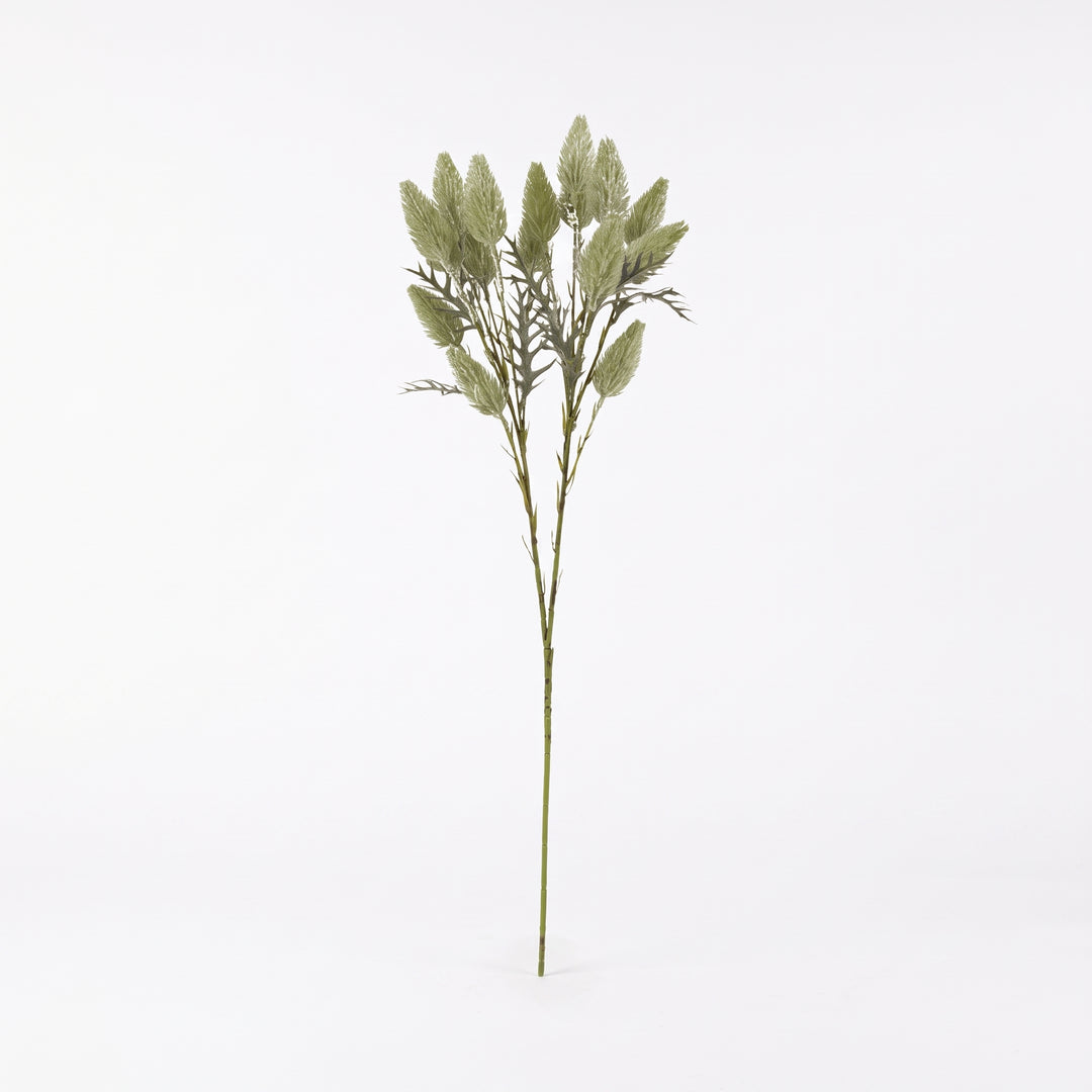 Follaje artificial Alpska, planta decorativa alta con espigas verdes sobre fondo blanco.
