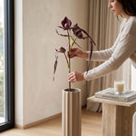 Cargar imagen en el visor de la Galería, Mujer colocando la flor Lady Isabel artificial para decoración de interiores en un florero beige.