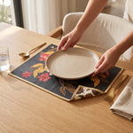 Cargar imagen en el visor de la Galería, Mesa con plato sobre mantel individual rectangular Granada 47x34 cm doble vista y cubiertos.