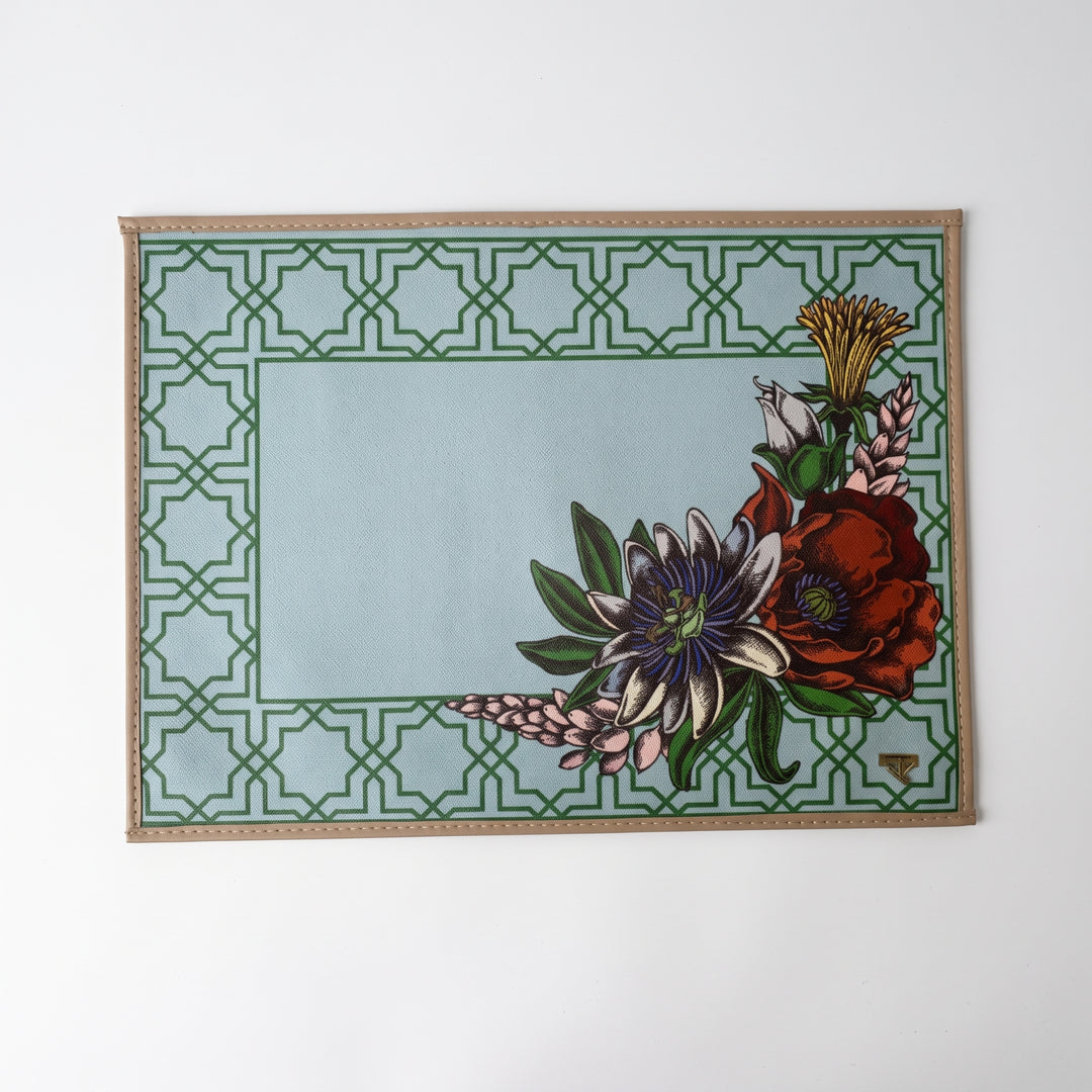 Individual Rectangular Doble Vista Manzanilla-Hinojo azul con marco geométrico verde y flores estampadas.